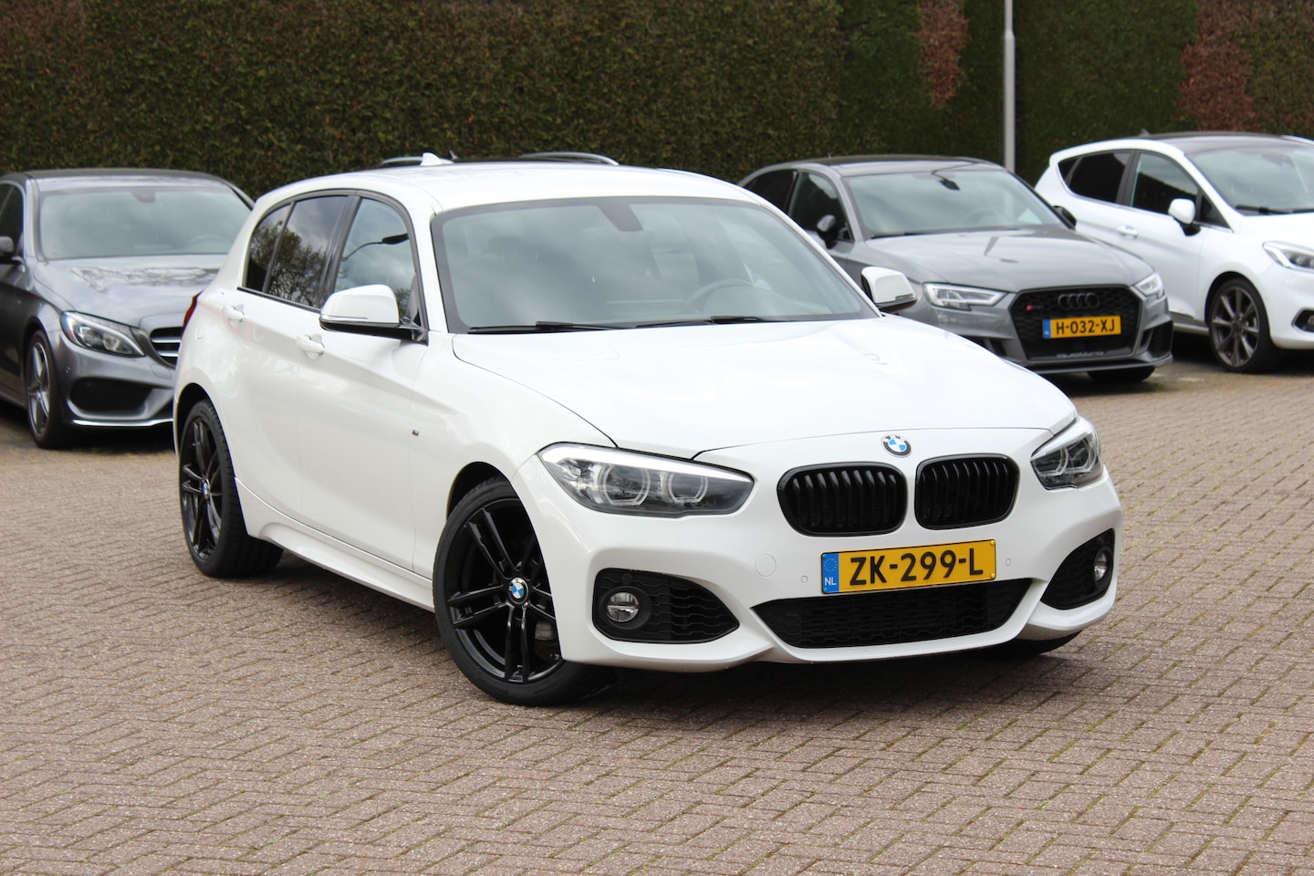 BMW 1-serie - 118i Edition M Sport Shadow High Exe. / Leder / Navigatie / Parkeerhulp achter / Keyless / - AutoWereld.nl