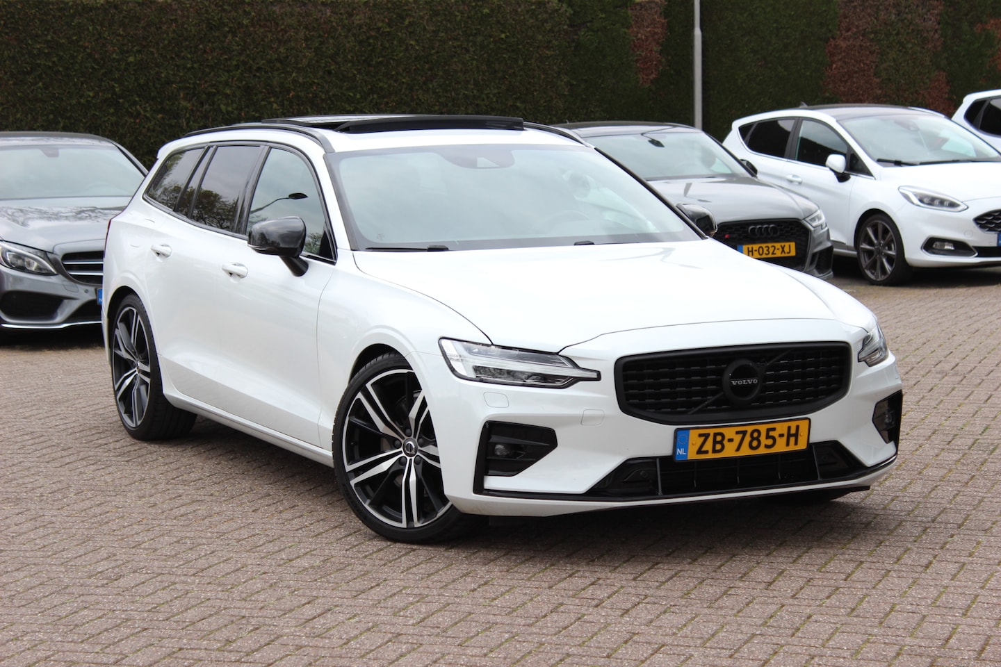 Volvo V60 - 2.0 T5 R-Design / Trekhaak / Panoramadak / Camera / Leder / Harman Kardon / 20'' / Keyless - AutoWereld.nl