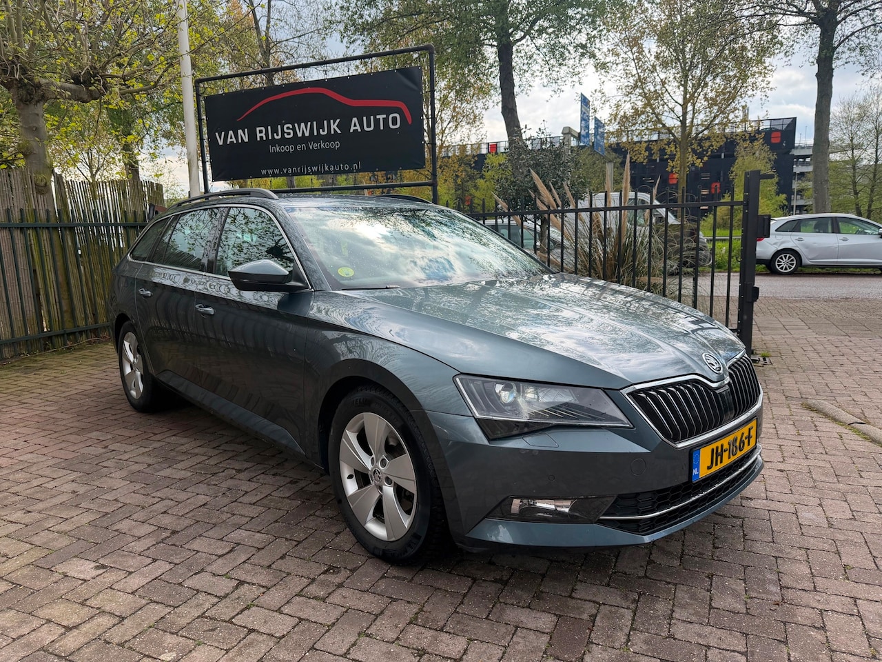 Skoda Superb Combi - 1.6 TDI Ambition Business Xenon Stoelverw Ex Bpm PDC - AutoWereld.nl