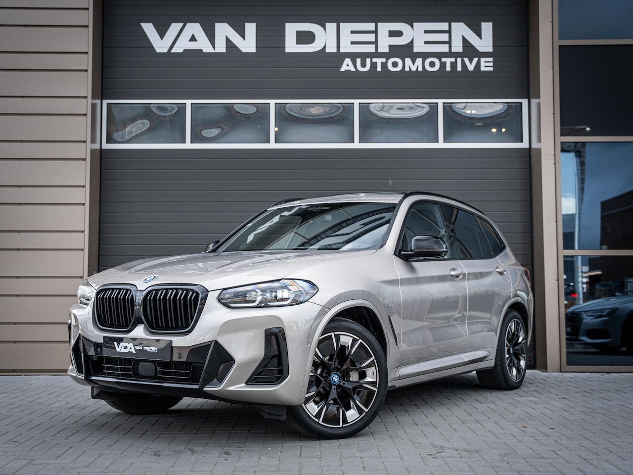 BMW iX3 - High Executive 80 kWh M-Sport l NAP l Pano l HUD l 360cam l Trekhaak - AutoWereld.nl
