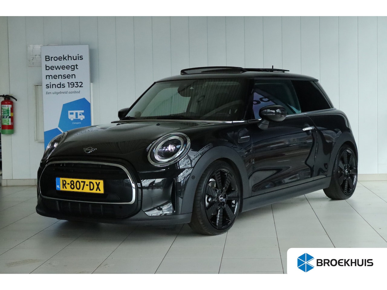 MINI Cooper - Mini 1.5 Classic | Cruise Control | Schuifdak | Harman & Kardon | Head-up | Camera | Stoel - AutoWereld.nl
