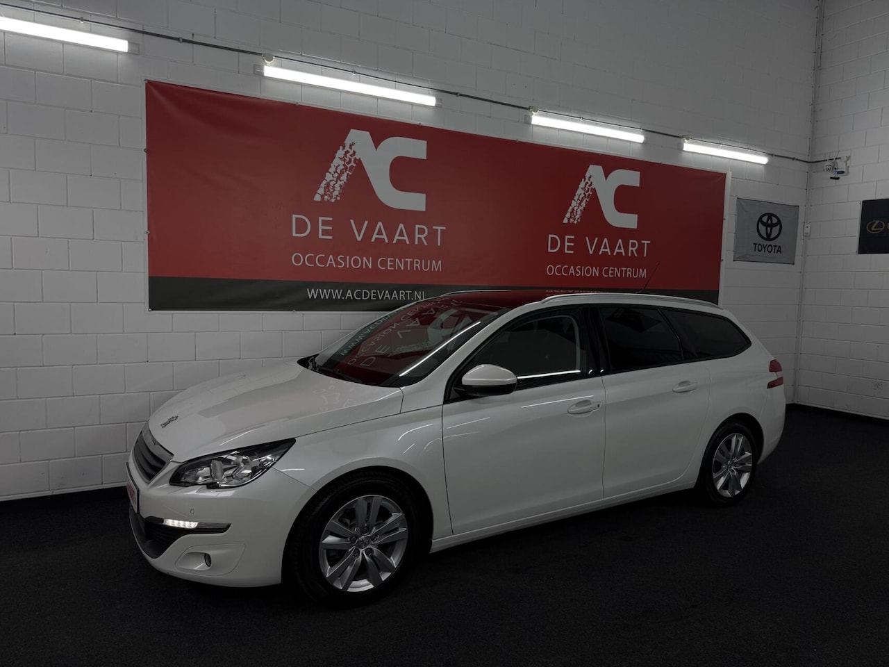 Peugeot 308 SW - 1.2 PureTech Blue Lease - NAVI/PANO/PDC/NAP - AutoWereld.nl