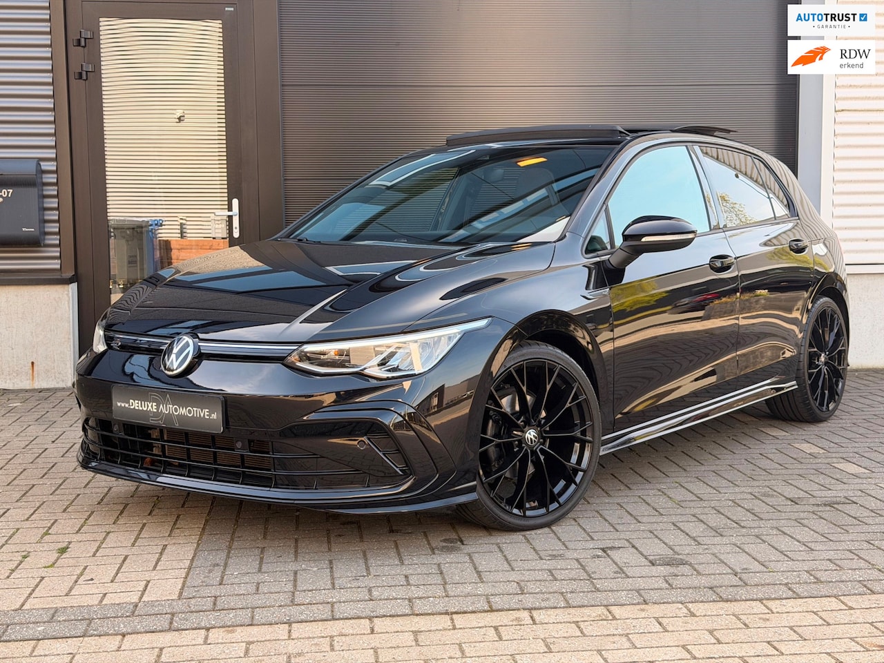Volkswagen Golf - 1.5 eTSI 3x R-Line Panoramadak Black Edition - AutoWereld.nl