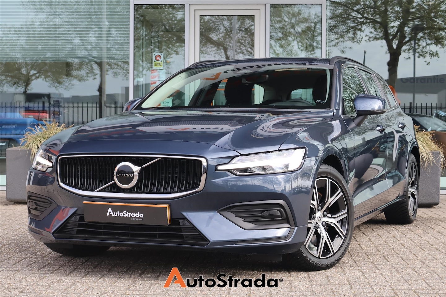 Volvo V60 - B4 Core 197pk | Adaptive Cruise | Climate | Navi | Carplay | Virtual | Trekhaak | Dodehoek - AutoWereld.nl