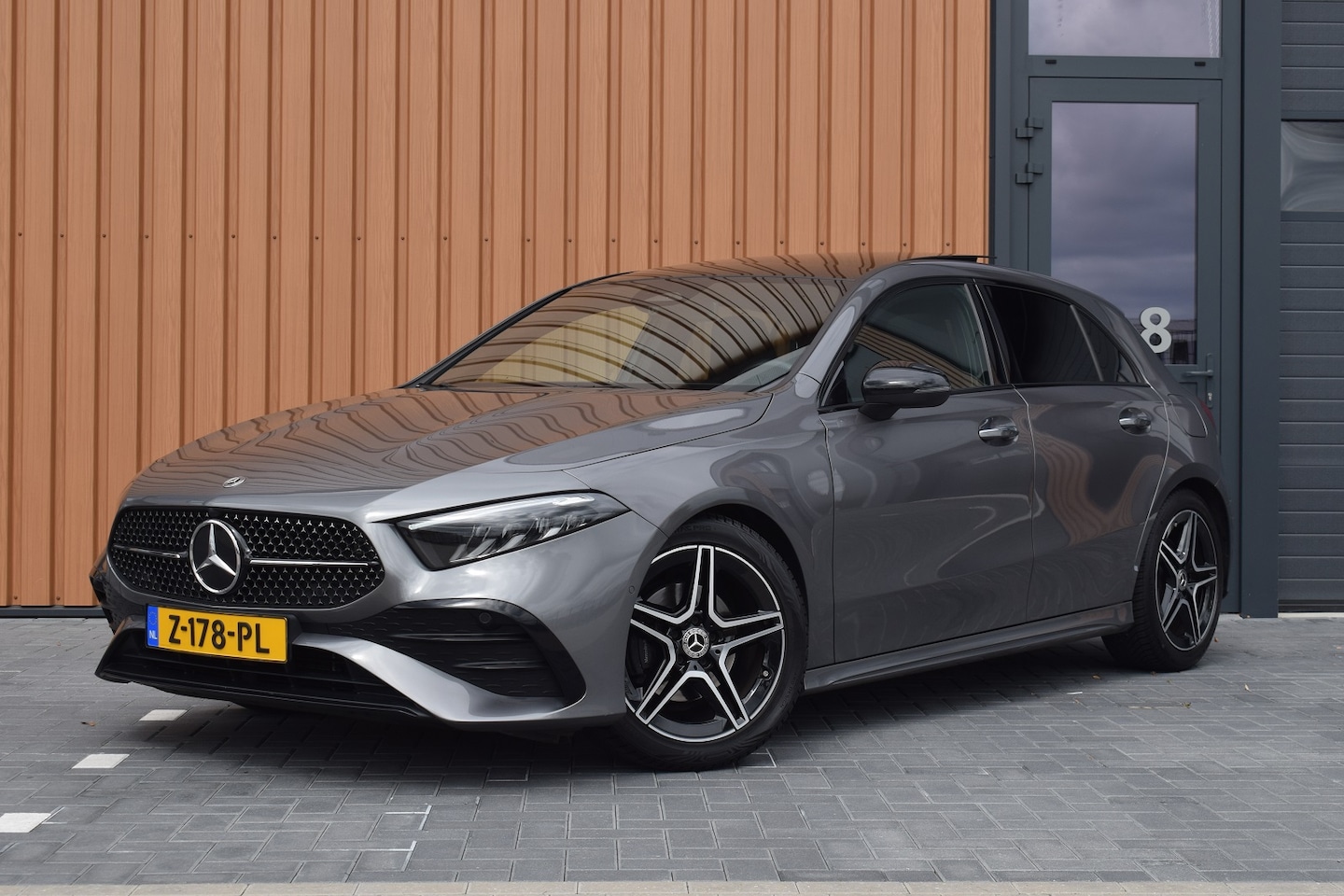 Mercedes-Benz A-klasse - 200 AMG Line Pano | Camera | Sfeer | LED - AutoWereld.nl