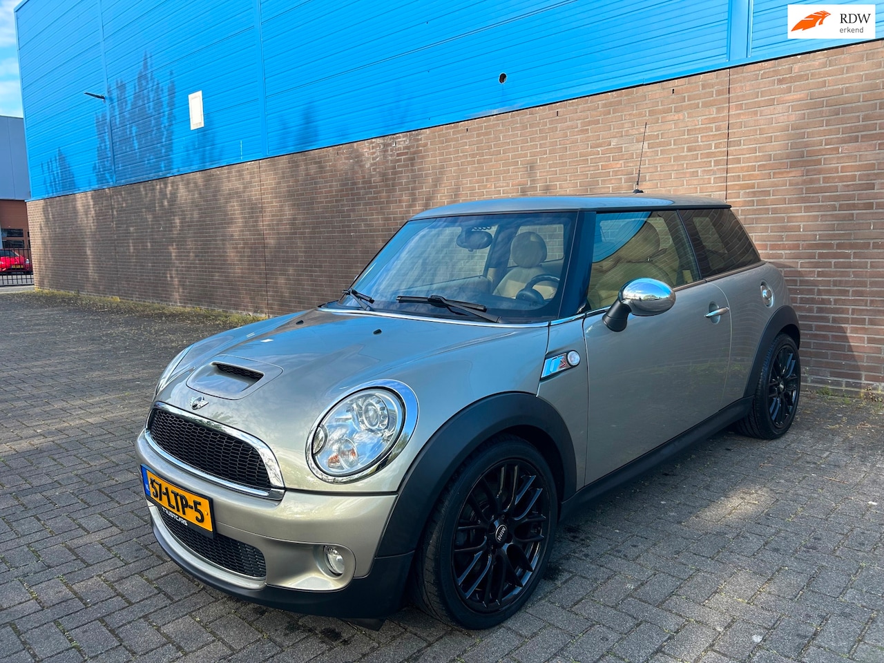 MINI Cooper S - Mini 1.6 | Automaat | Leer | Panoramadak | 17” LM Velgen | Climate Control | Parkeersensor - AutoWereld.nl