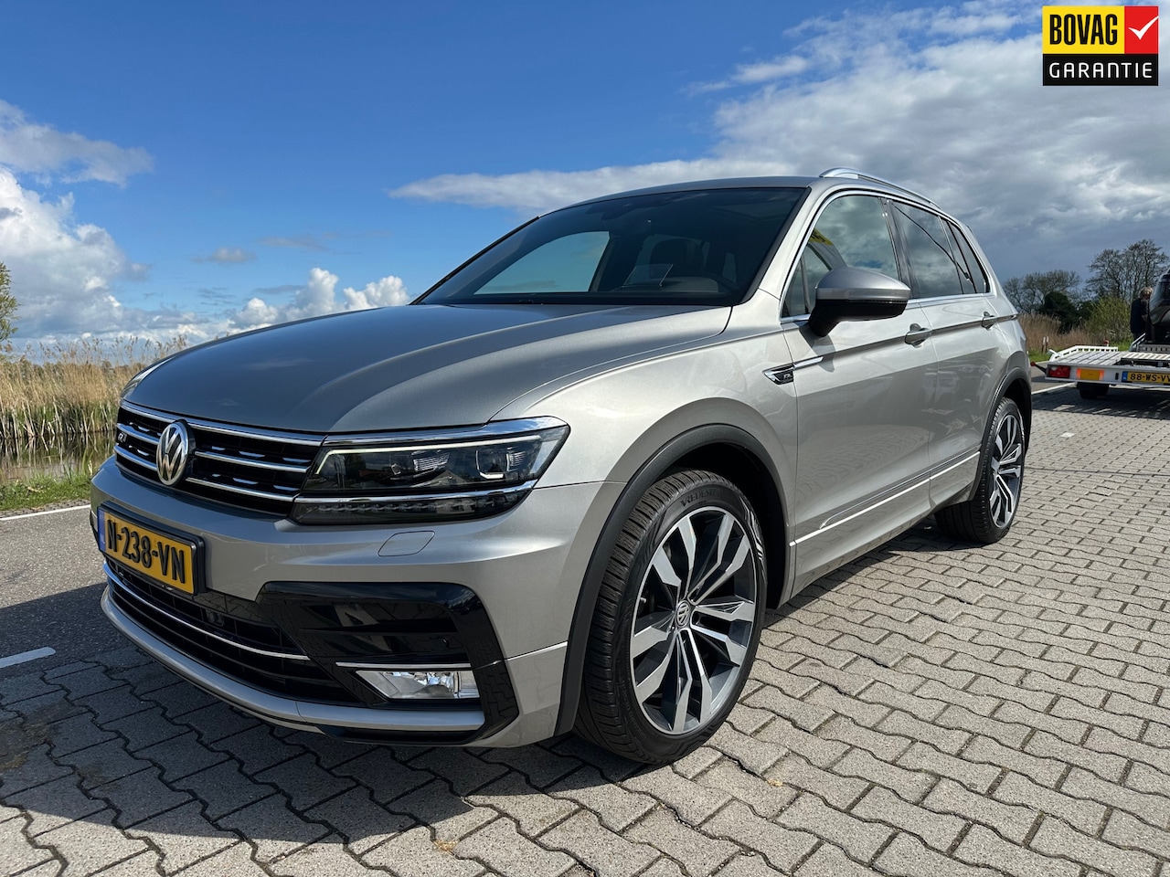 Volkswagen Tiguan - 2.0 TSI 4Motion Highline R-Line, Panorama, Keyless, Head-up, Trekhaak, Carplay, Camera, El - AutoWereld.nl