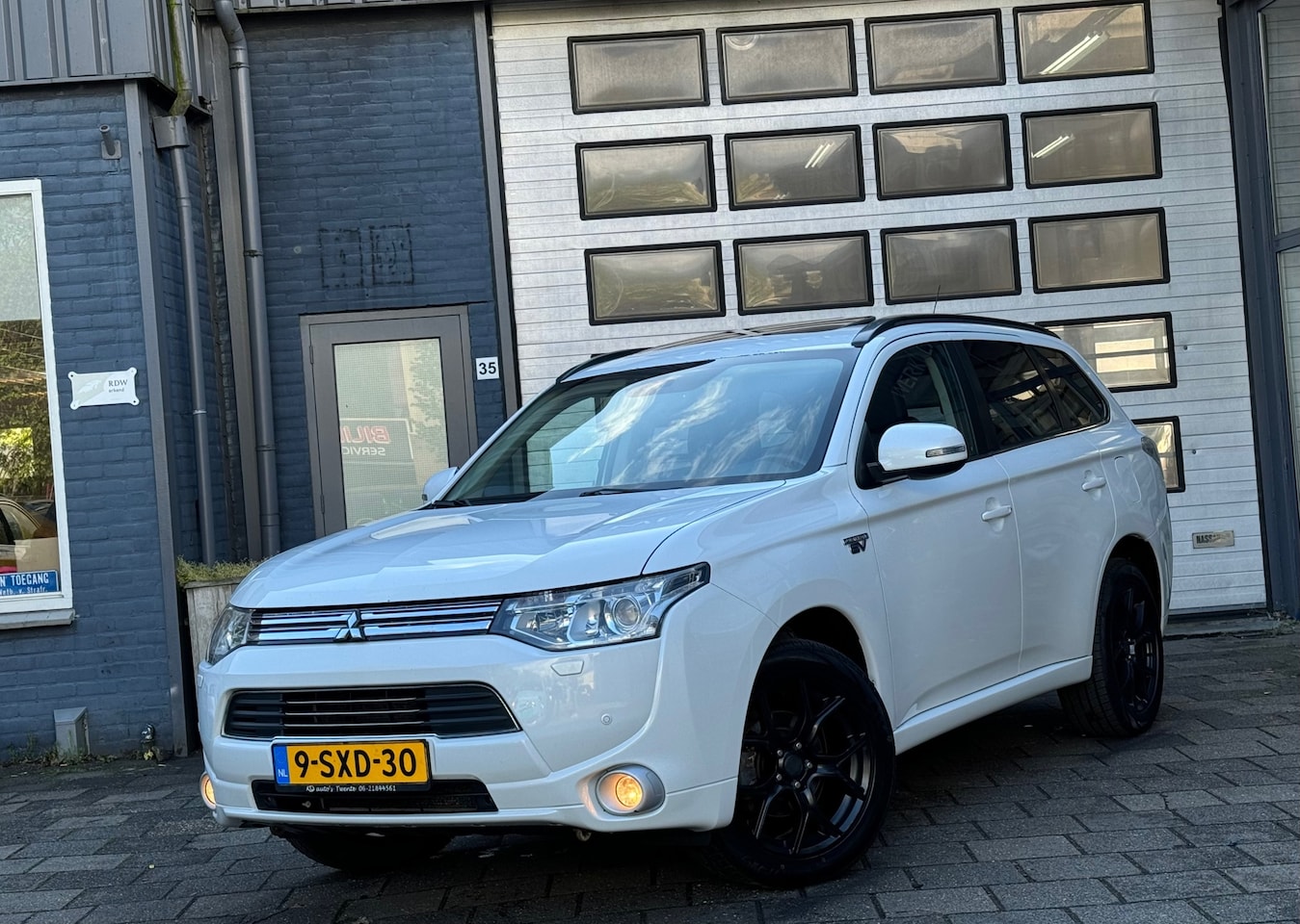 Mitsubishi Outlander - 2.0 PHEV Instyle+ | Clima | Camera | Navi | Open-Dak | N.A.P - AutoWereld.nl