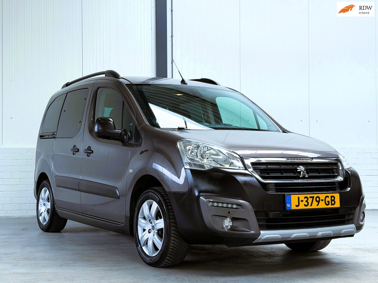 Peugeot Partner Tepee - 1.2 PureTech Allure|Riem V.V.|Trekhaak|Camera|Dealer O.H. - AutoWereld.nl