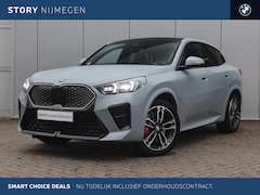 BMW iX2 - eDrive20 High Executive M Sport / Panoramadak / Trekhaak / Sportstoelen / Adaptieve LED /