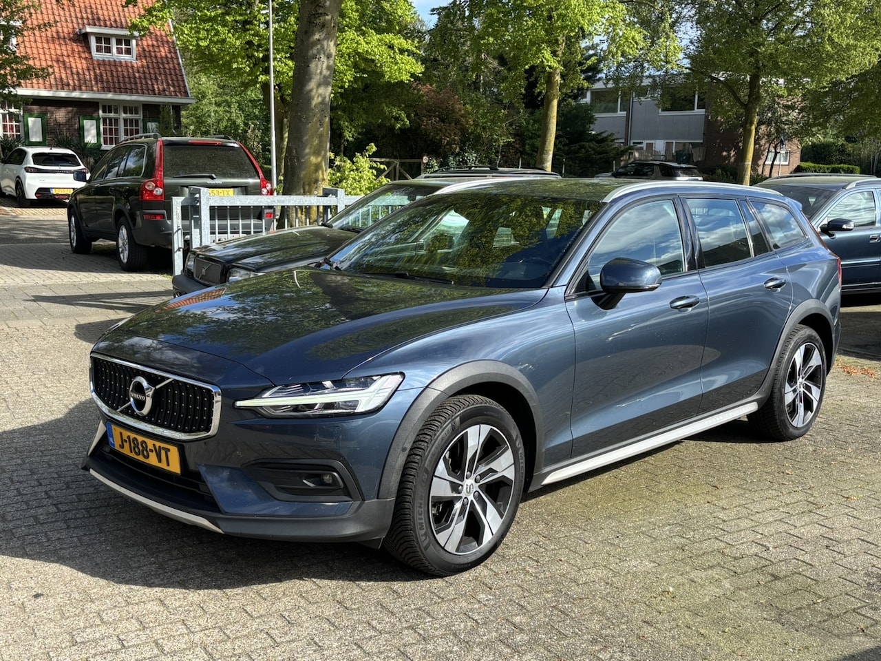 Volvo V60 Cross Country - 2.0 B5 AWD Pro Panorama dak Keyless On call - AutoWereld.nl
