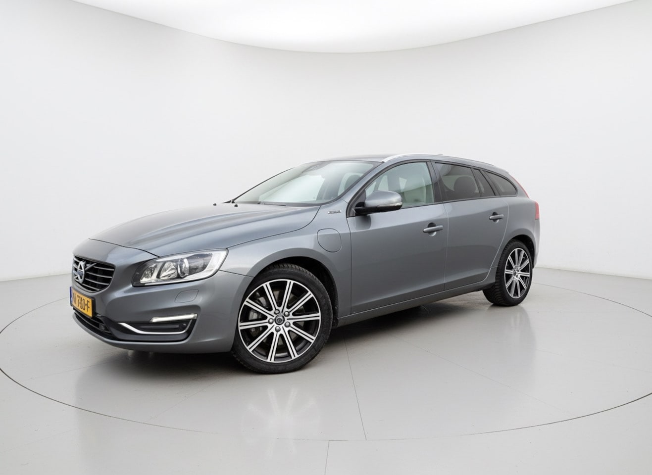 Volvo V60 - 2.4 D5 Twin Engine R-Design 2.4 D5 Twin Engine R-Design - AutoWereld.nl