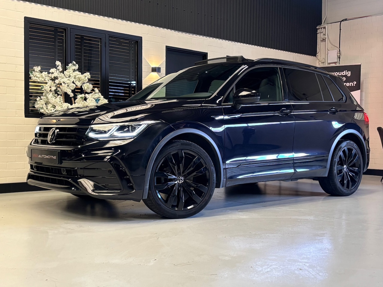Volkswagen Tiguan - 1.5 TSI 3x R-Line Pano|IQ-light|Sfeer|ACC|Trekhaak| - AutoWereld.nl