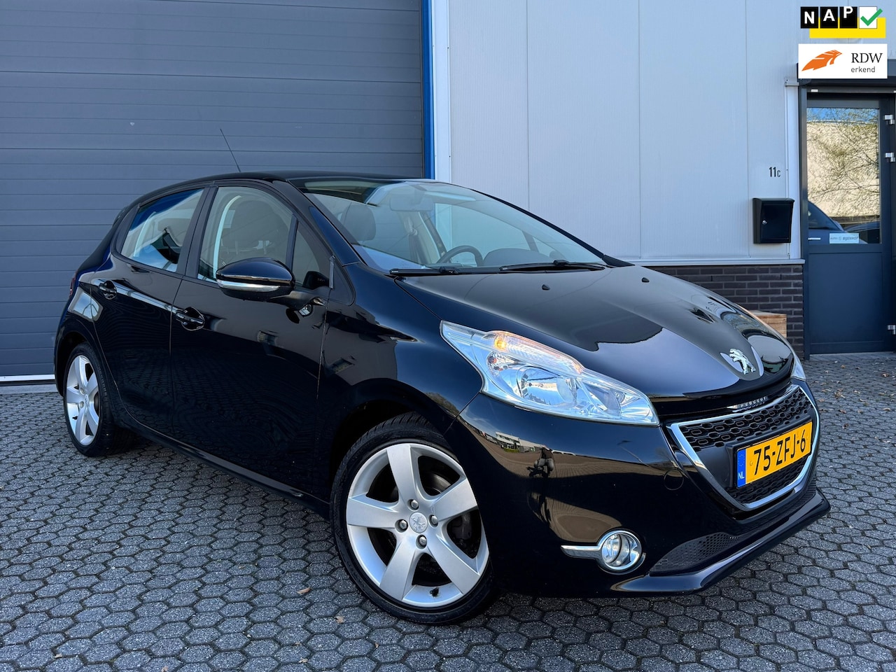 Peugeot 208 - 1.2 VTi Blue Lease | Navi | Trekhaak | 17 Inch | 5Drs - AutoWereld.nl