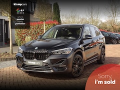BMW X1 - xDrive25i | All Black | HUD | Trekhk. 13P | Keyless "Uitschuifb.A-bank | 25"Nav-scherm