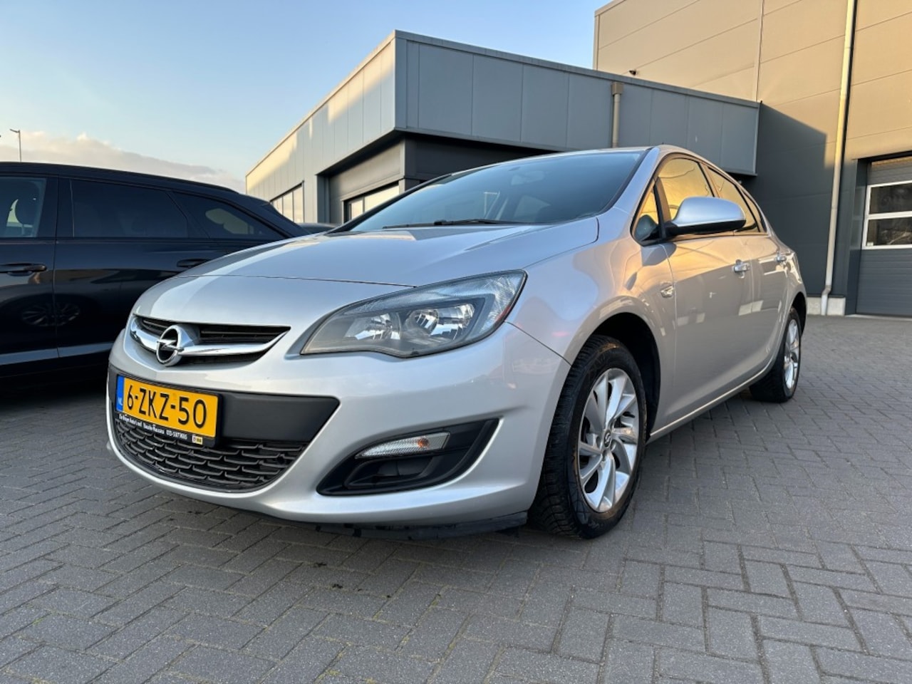 Opel Astra - 1.4 Berline Airco Trekhaak 69000km !! - AutoWereld.nl