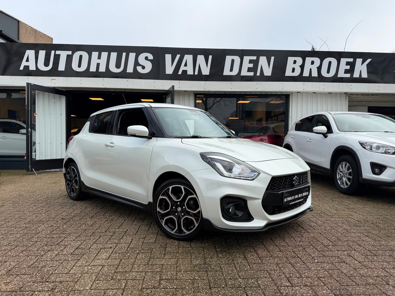 Suzuki Swift - 1.4 Sport|Xenon|Navi|Cruise|Carplay|Led|Full Option|Camera|Stoelverw|Nw Apk - AutoWereld.nl