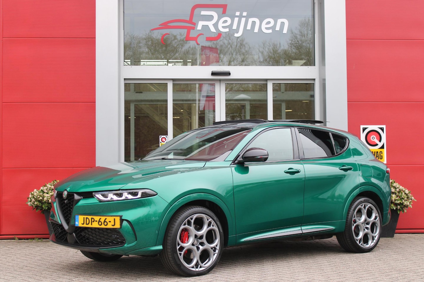 Alfa Romeo Tonale - 1.3T PHEV 280PK TRIBUTO ITALIANO | PANORAMISCH SCHUIF / KANTELDAK | ZWART DAK | ZWART LEDE - AutoWereld.nl