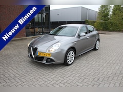 Alfa Romeo Giulietta - 1.4 T Distinctive Clima-Cruise-Trekhaak 12 Maanden Bovag Garantie
