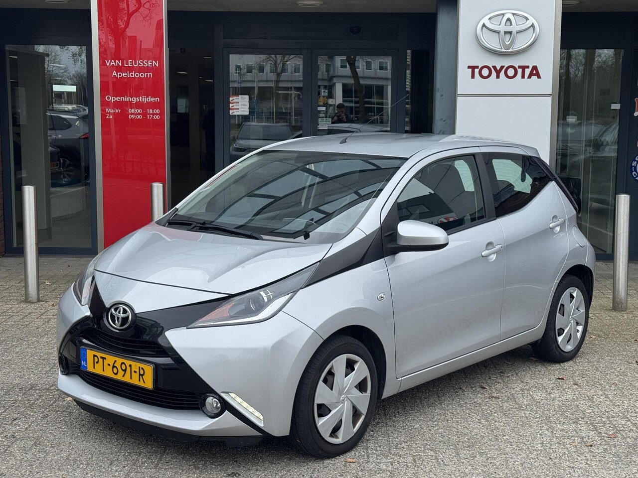 Toyota Aygo X - X-PLAY 5-DEURS AIRCO BLUETOOTH CAMERA EL-RAMEN/SPIEGELS NL-AUTO - AutoWereld.nl