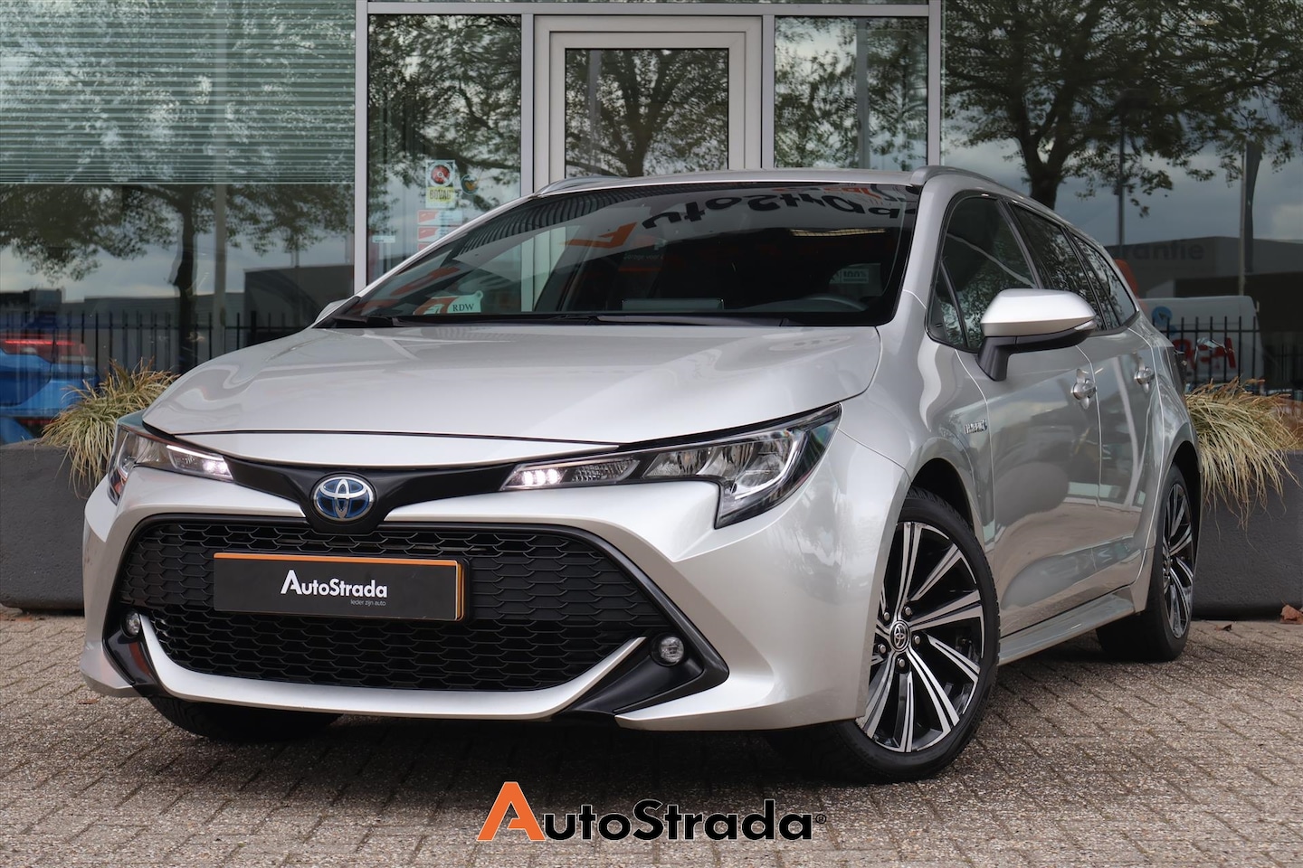 Toyota Corolla Touring Sports - 2.0 Business Plus Hybrid 184pk | Stoelverwarming | ACC | Climate | Trekhaak | Carplay - AutoWereld.nl