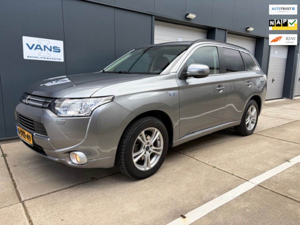 Mitsubishi Outlander - 2.0 PHEV instyle 100% onderhouden 1e eig 4x4 - AutoWereld.nl