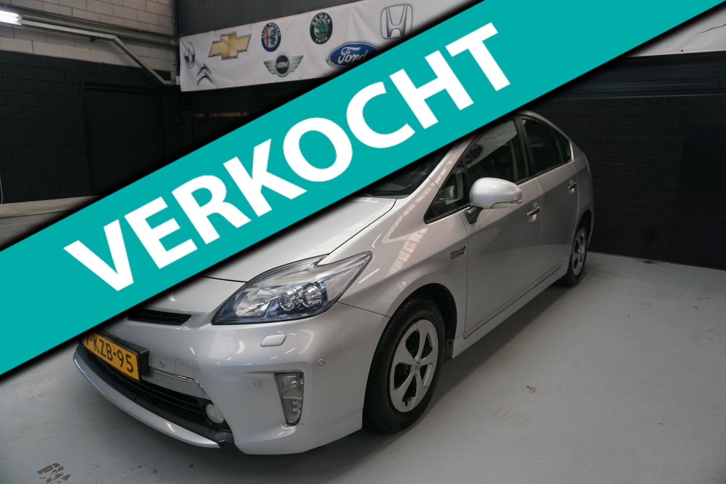 Toyota Prius - 1.8 Plug-in Executive Business /HEAD-UP /NAP / CAMERA - AutoWereld.nl