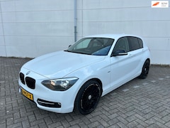 BMW 1-serie - 118i Business+ Sport uitvoering Sport Stoelen Cruise Controle Stoelverwarming Dikke Wielen