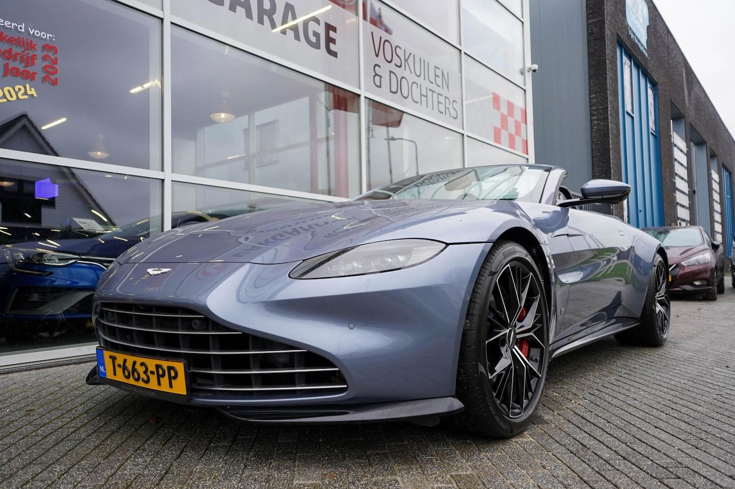 Aston Martin V8 Vantage Roadster - 4.0 Cabrio Concours Blue - AutoWereld.nl