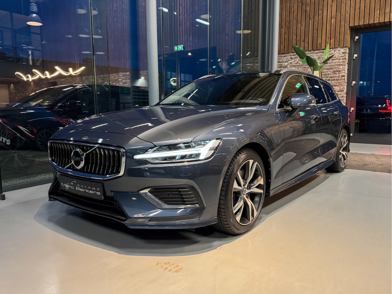 Volvo V60 - 2.0 T8 Twin Engine AWD Inscr. H+K HUD Pano Camera trekh. Memory - AutoWereld.nl