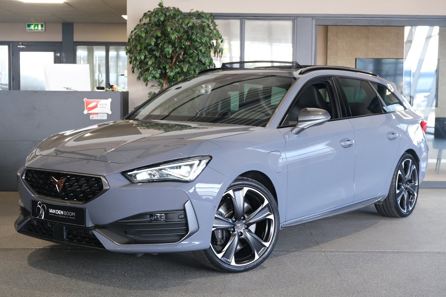 CUPRA Leon Sportstourer - 1.4 e-Hybrid VZ 245PK Pano Led Elekt Stoel Elekt Achterklep ACC - AutoWereld.nl
