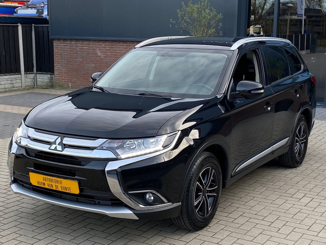 Mitsubishi Outlander - 2.0 MIVEC edition NIEUWSTAAT APPLE CARPLAY CAMERA NAVI XENON LED CRUISE CLIMA - AutoWereld.nl