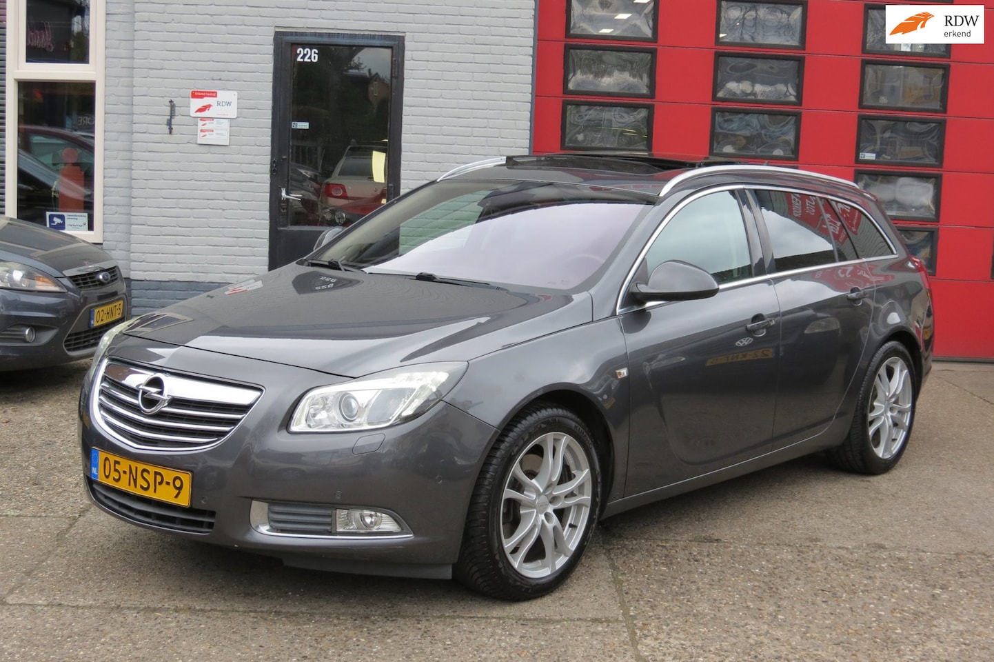 Opel Insignia Sports Tourer - 1.6 T Executive 1.6 T Executive , LPG G3 , Leder , Pano, Navi - AutoWereld.nl