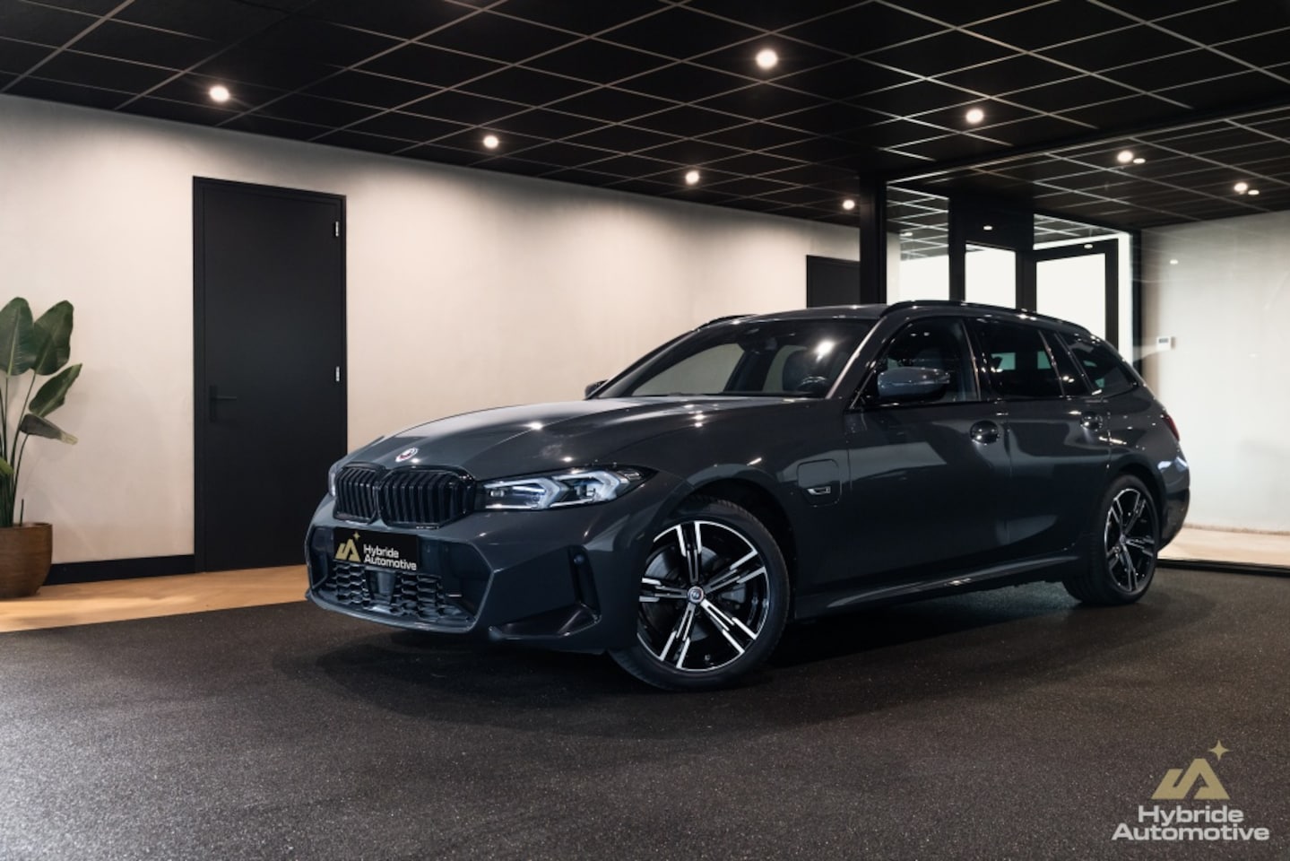 BMW 3-serie Touring - 330e xDrive M Sport | HuD | Pano | Memory | Alcantara | - AutoWereld.nl
