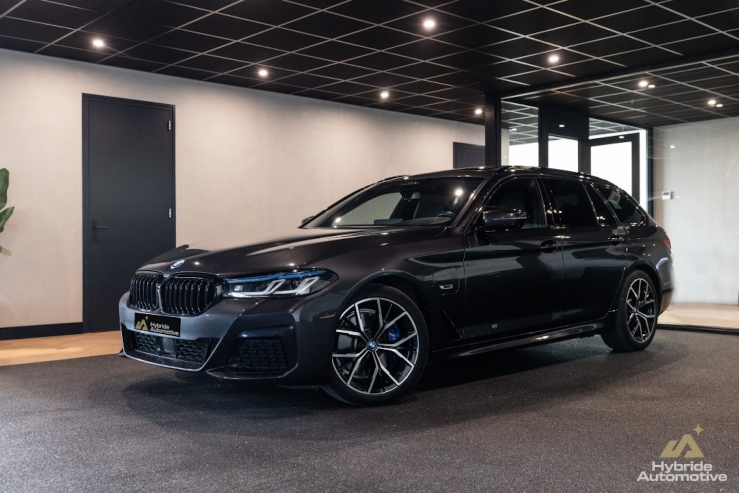 BMW 5-serie Touring - 530e High Exe | HUD | PANO | Trekhaak - AutoWereld.nl