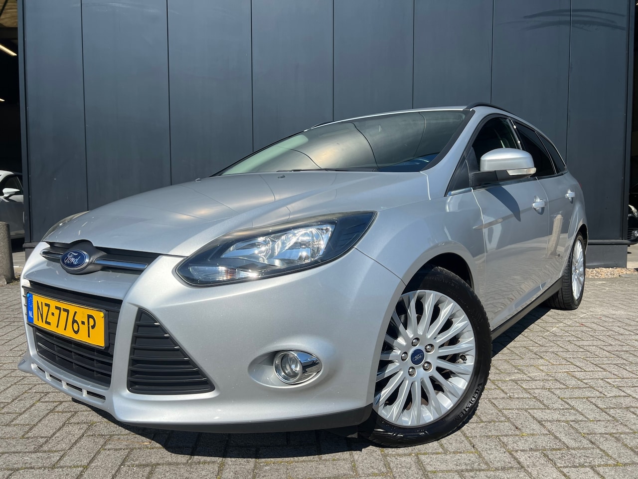 Ford Focus Wagon - 1.0 EcoB Titanium '14 Clima/Lmv/CrCon/Pdc - AutoWereld.nl
