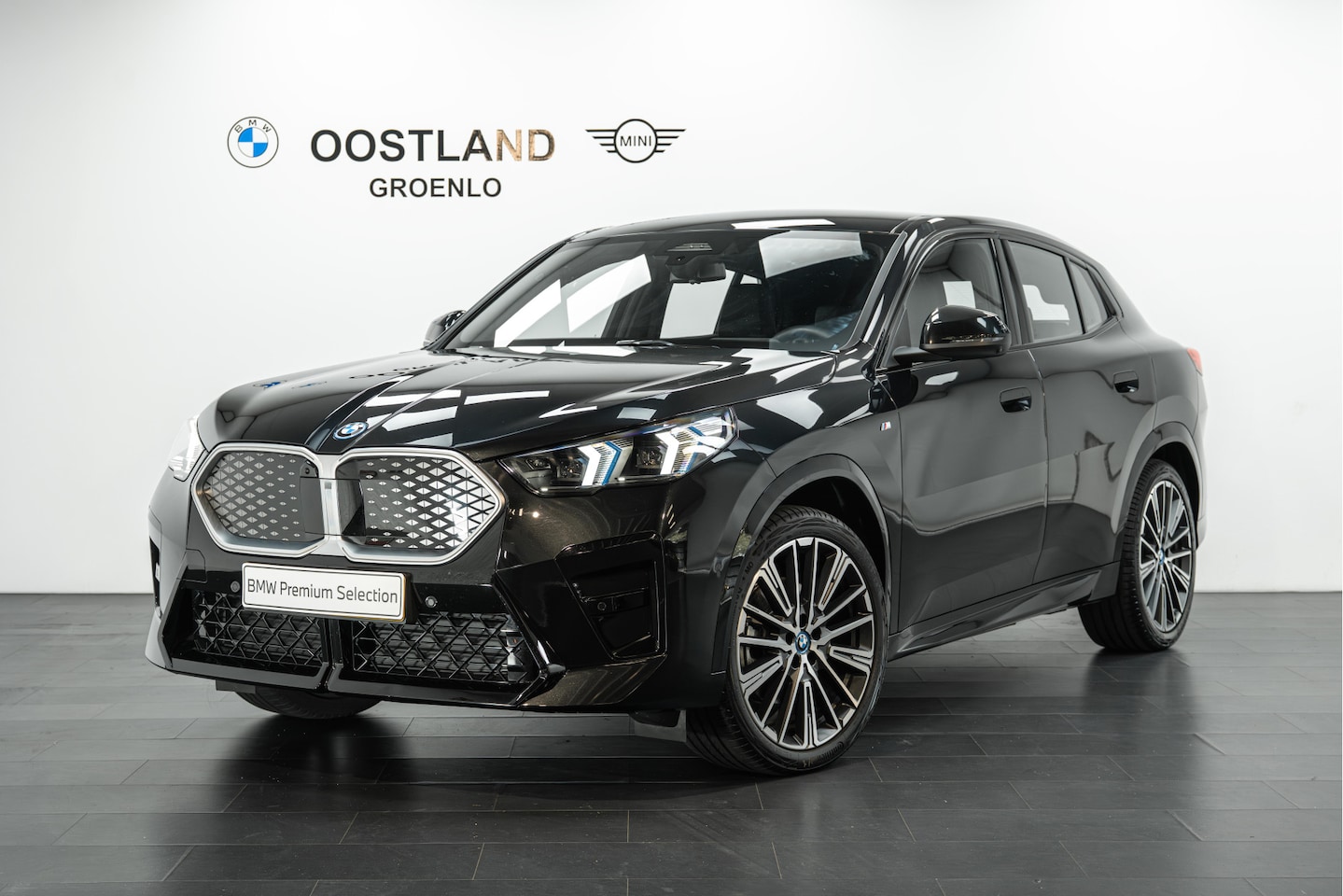 BMW iX2 - xDrive30 High Executive M Sport / Sportstoelen / M Adaptief onderstel / Head-Up / Comfort - AutoWereld.nl