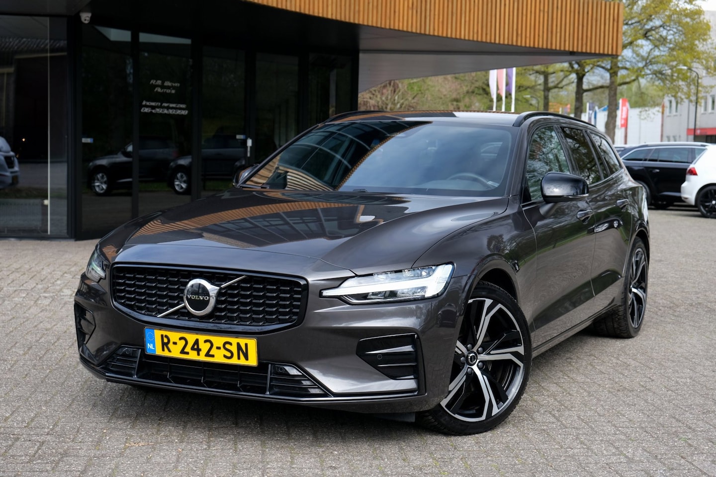 Volvo V60 - 2.0 B3 Plus Dark|Rijklaar!|PilotAssist|ACC|Camera|Trekhaak|Winterpakket|Carplay|Keyless - AutoWereld.nl