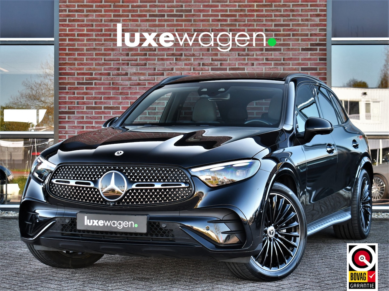 Mercedes-Benz GLC-klasse - 400e 4M AMG Pano Luchtv-4WS Trekh ACC HUD 360 Burmester Night - AutoWereld.nl