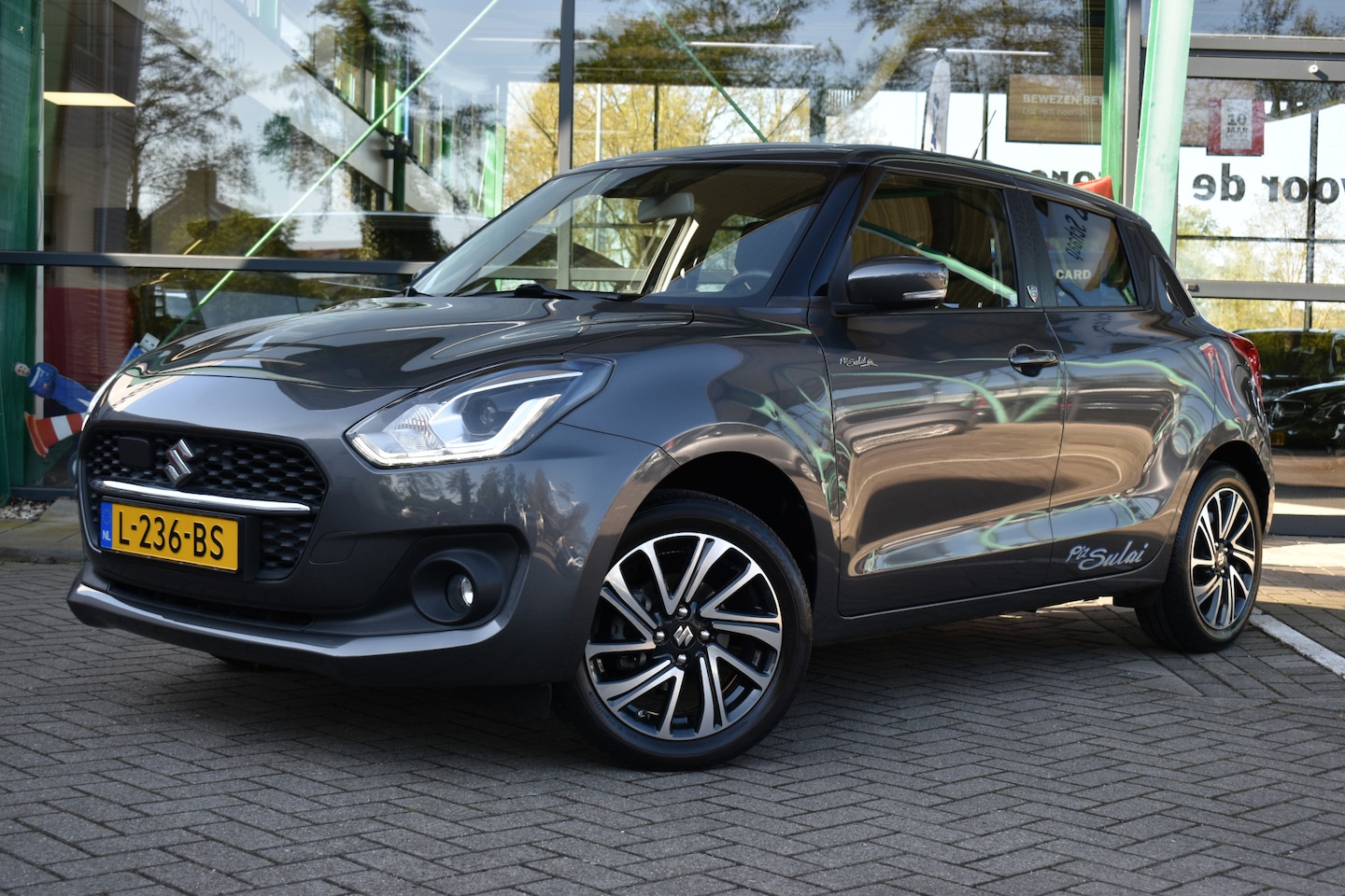 Suzuki Swift - 1.2 AllGrip Style Smart Hybrid Special Piz Sulai Edition 83pk | Special Limited Zwitsers P - AutoWereld.nl