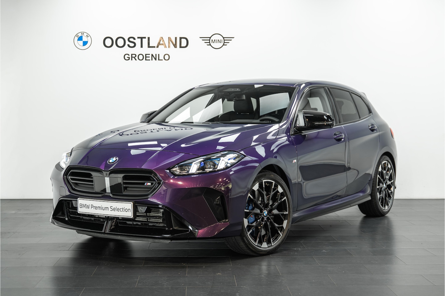 BMW 1-serie - M135 xDrive High Executive Automaat / Sportstoelen / Adaptieve LED / M Adaptief onderstel - AutoWereld.nl