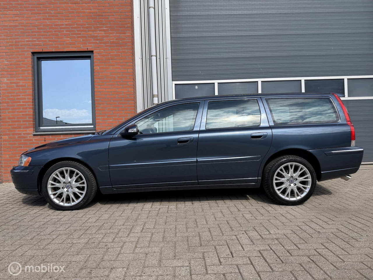 Volvo V70 - 2.5T Summum - Soft leder - dealer onderh. -NL auto - AutoWereld.nl