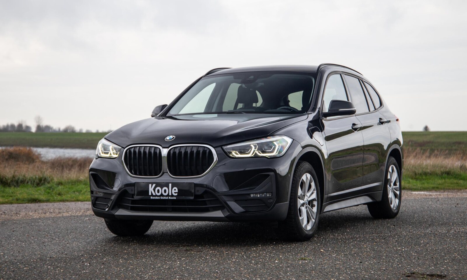 BMW X1 - xDrive25e Executive CAMERA / CARPLAY / HEAD UP DISPLAY / LEDER / LED / CRUISE CONTROLE / S - AutoWereld.nl