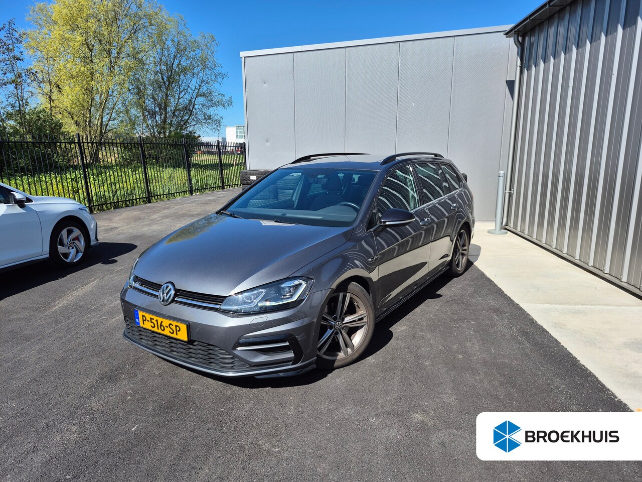Volkswagen Golf Variant - 1.4 TSI Highline Business R 125PK | Trekhaak | Glazen panorama-dak | Stoelverwarming | 17" - AutoWereld.nl
