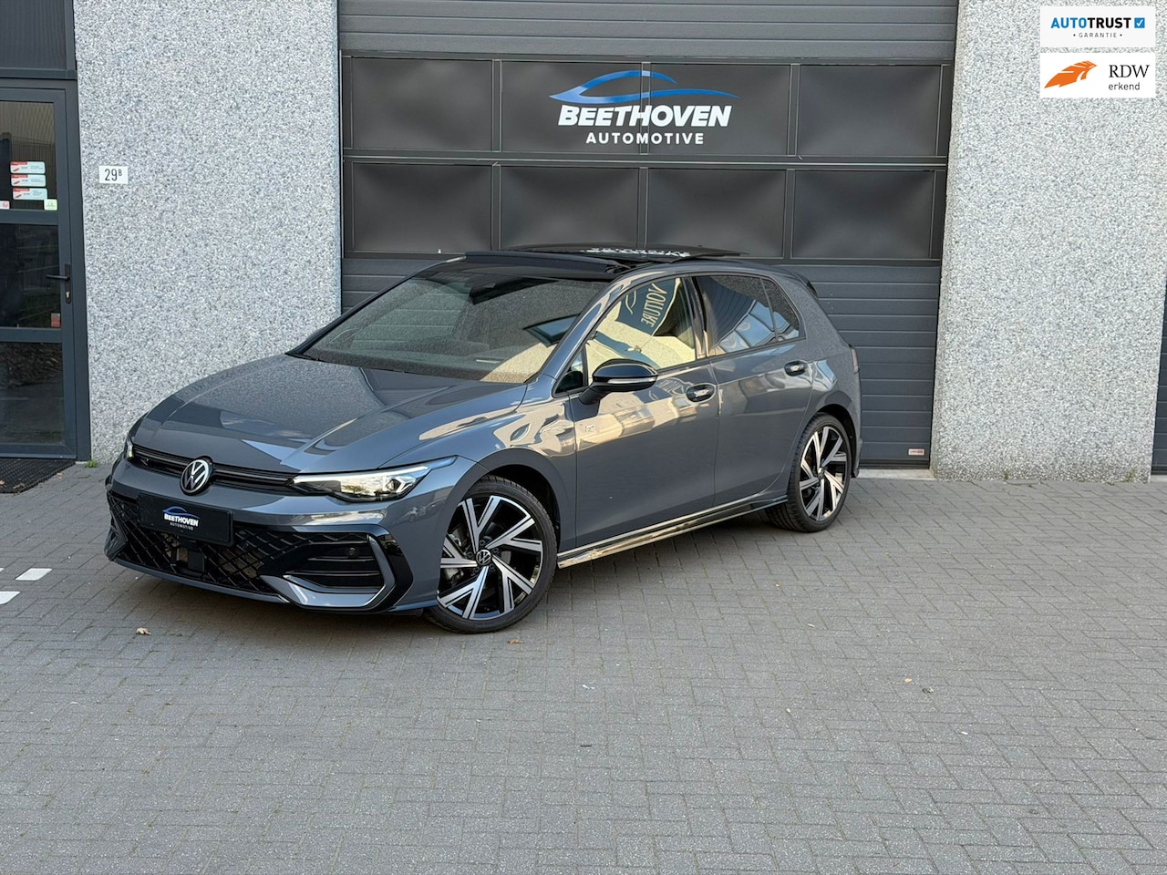 Volkswagen Golf - 1.5 eTSI R-Line Pano Camera Head-Up - AutoWereld.nl