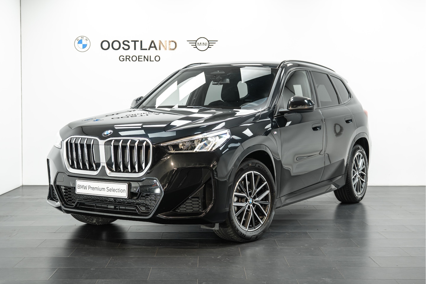 BMW X1 - sDrive20i M Sport Automaat / Trekhaak / Sportstoelen / M Adaptief onderstel / Achteruitrij - AutoWereld.nl