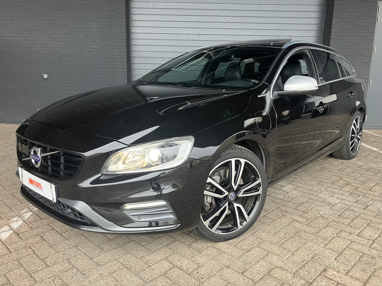 Volvo V60 - 2.4 D6 Twin Engine R-Design 2.4 D6 Twin Engine R-Design - AutoWereld.nl