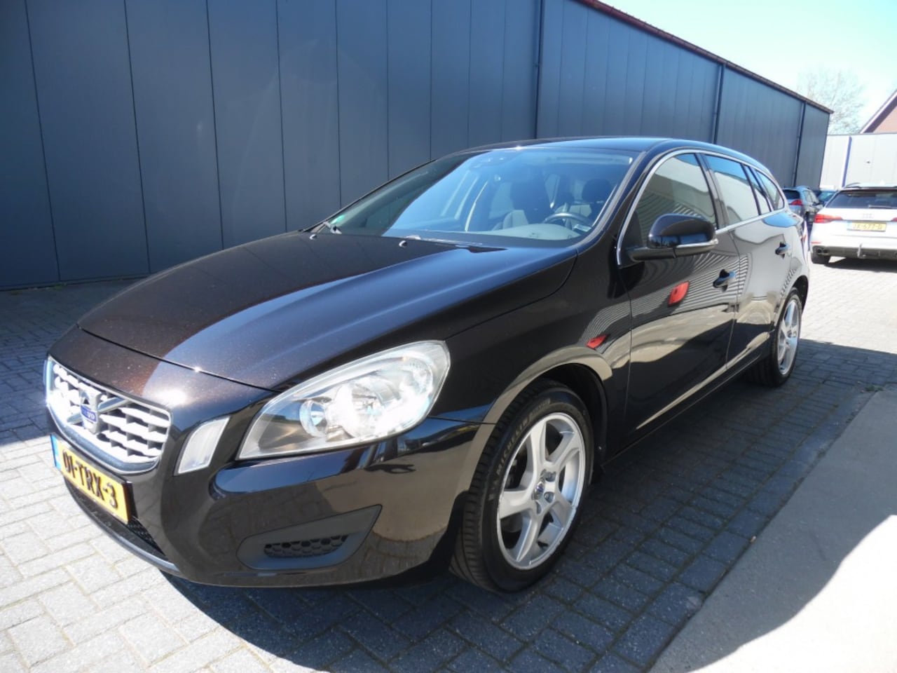 Volvo V60 - 1.6 T3 Momentum 1.6 T3 MOMENTUM - AutoWereld.nl