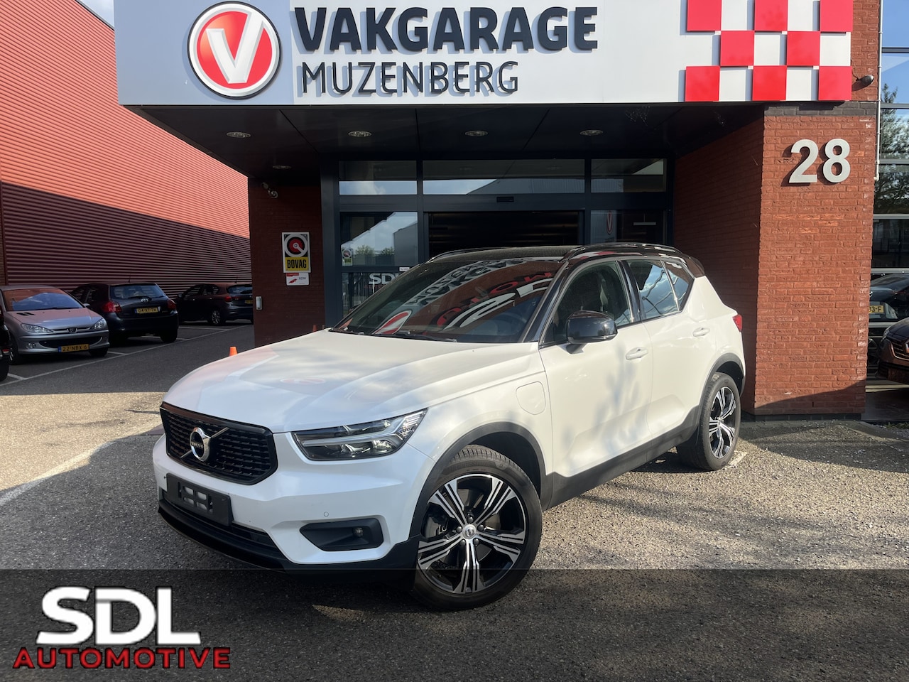 Volvo XC40 - 1.5 T5 Recharge R-Design // LEDER // ELEK. STOELEN+GEHEUGEN // HARMAN&KARDON // CAMERA // - AutoWereld.nl