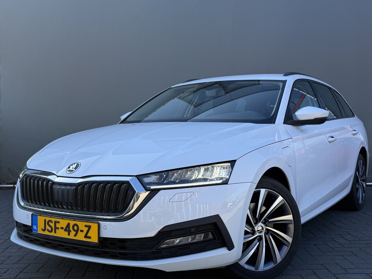 Skoda Octavia Combi - BWJ 2023 1.4 TSI iV PHEV Sportline Business NET BINNEN! AUTOMAAT | STOEL + STUURVERW. | MA - AutoWereld.nl
